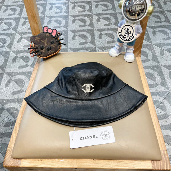 CAPPELLO A SECCHIELLO IN PELLE DI VITELLO NERA 431732