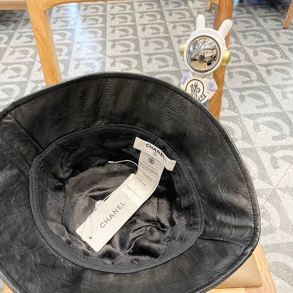 CAPPELLO A SECCHIELLO IN PELLE DI VITELLO NERA 431732