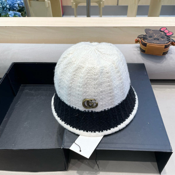 CAPPELLO A SECCHIELLO IN MAGLIA DI LANA BIANCA E NERA 431638 
