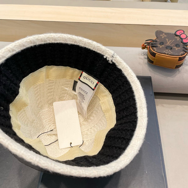 CAPPELLO A SECCHIELLO IN MAGLIA DI LANA BIANCA E NERA 431638 