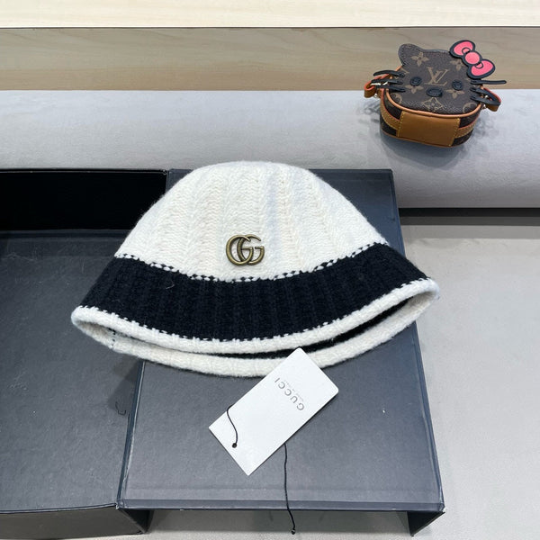 CAPPELLO A SECCHIELLO IN MAGLIA DI LANA BIANCA E NERA 431638 