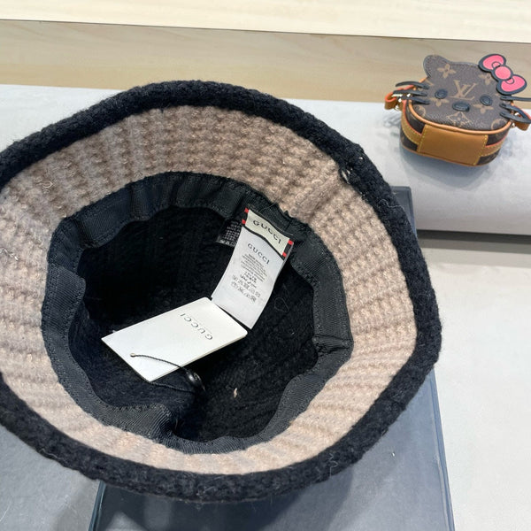 CAPPELLO A SECCHIELLO IN MAGLIA DI LANA MISTA NERA MARRONE CHIARO 431639 