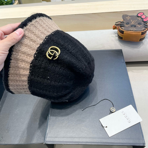 CAPPELLO A SECCHIELLO IN MAGLIA DI LANA MISTA NERA MARRONE CHIARO 431639 