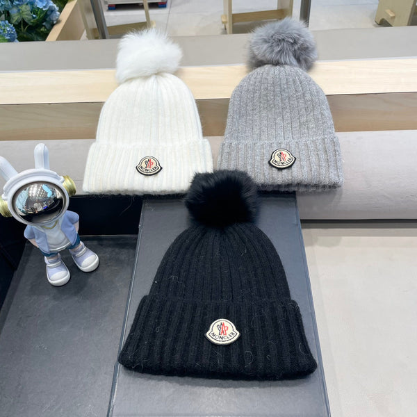 BEANIE HAT IN WHITE WOOL WITH POM POM 438106