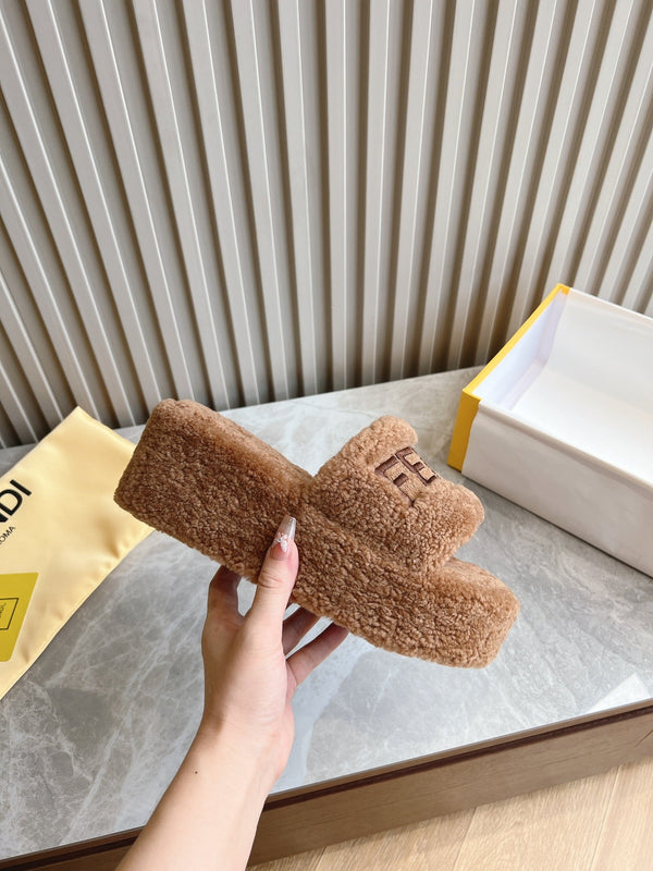 PANTOFOLA FENDI IN PELLICCIA MARRONE SEPPIA