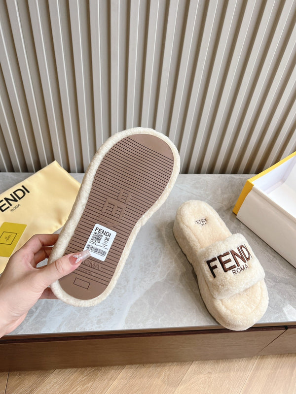 PANTOFOLA FENDI IN PELLICCIA BIANCA CON LOGO MARRONE