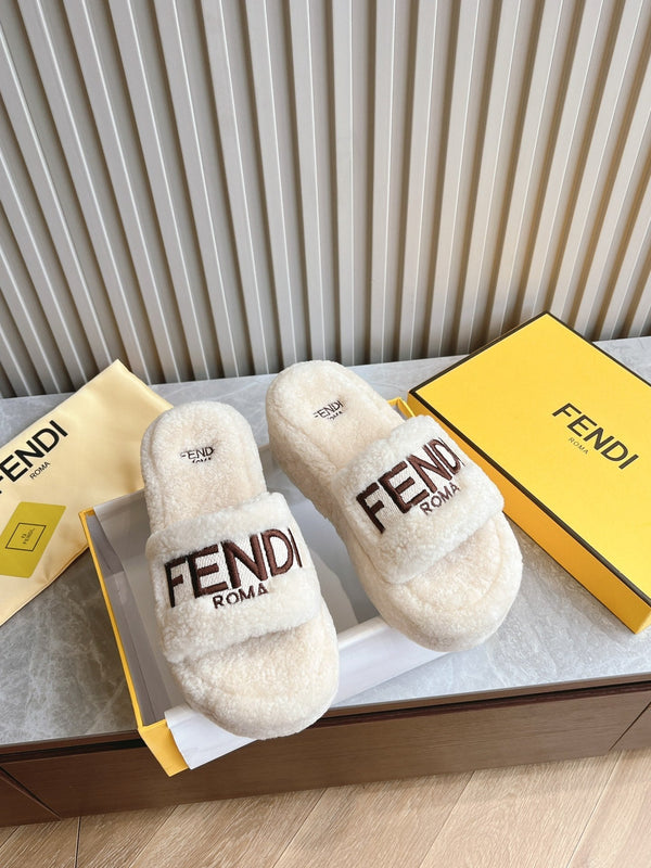PANTOFOLA FENDI IN PELLICCIA BIANCA CON LOGO MARRONE