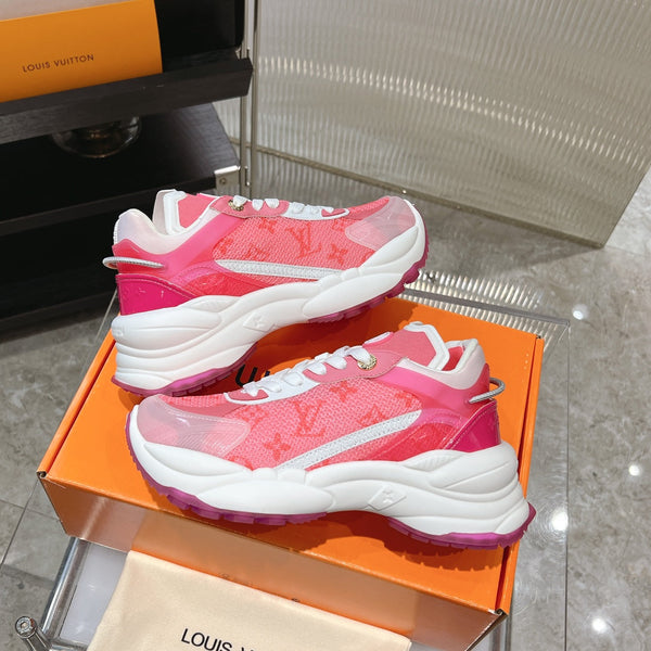 Sneaker LV Run 55 da 50 mm in tessuto jacquard monogramma rosso pastello