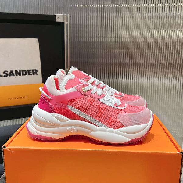 Sneaker LV Run 55 da 50 mm in tessuto jacquard monogramma rosso pastello