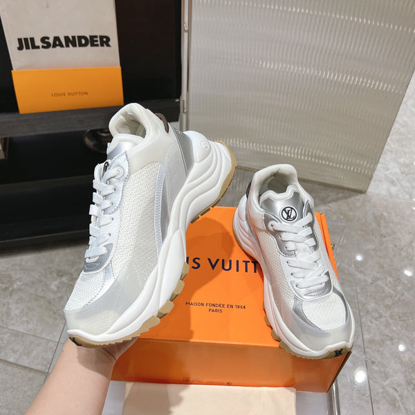 Sneaker LV Run 55 da 50 mm in tessuto a rete di poliestere bianco grigio