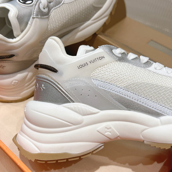 Sneaker LV Run 55 da 50 mm in tessuto a rete di poliestere bianco grigio