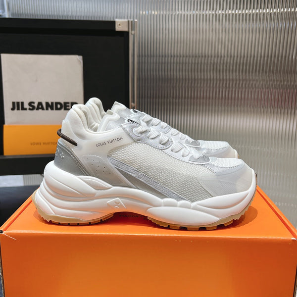 Sneaker LV Run 55 da 50 mm in tessuto a rete di poliestere bianco grigio