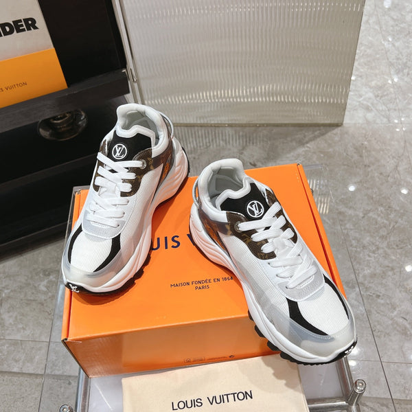 Sneaker LV Run 55 da 50 mm in tessuto a rete di poliestere con monogramma marrone nero