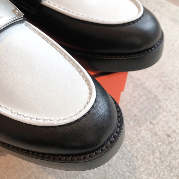 Mocassino HM 25 Kelly in pelle di vacchetta bianca e nera 353506