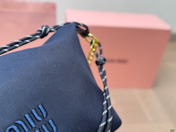 CHAIN SHOULDER BAG 18 IN BLACK FABRIC GOLD HARDWARE