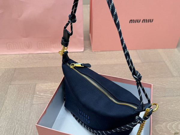 CHAIN SHOULDER BAG 18 IN BLACK FABRIC GOLD HARDWARE