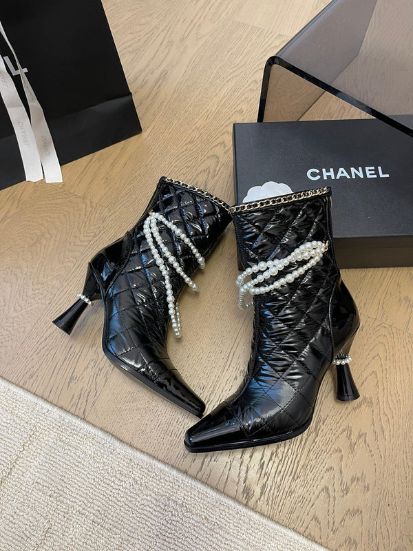 HIGH HEELS 8CM BOOTS IN BLACK CALFSKIN WITH PEARL CHAIN
