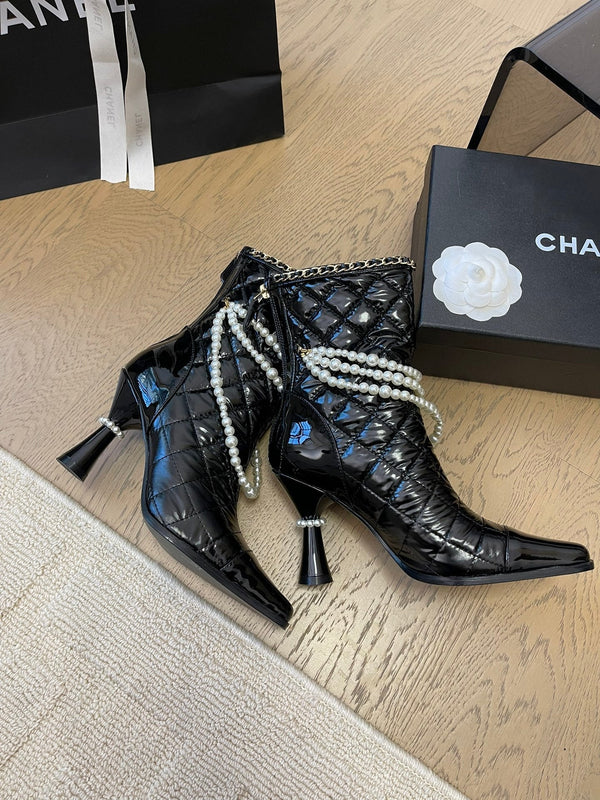 HIGH HEELS 8CM BOOTS IN BLACK CALFSKIN WITH PEARL CHAIN