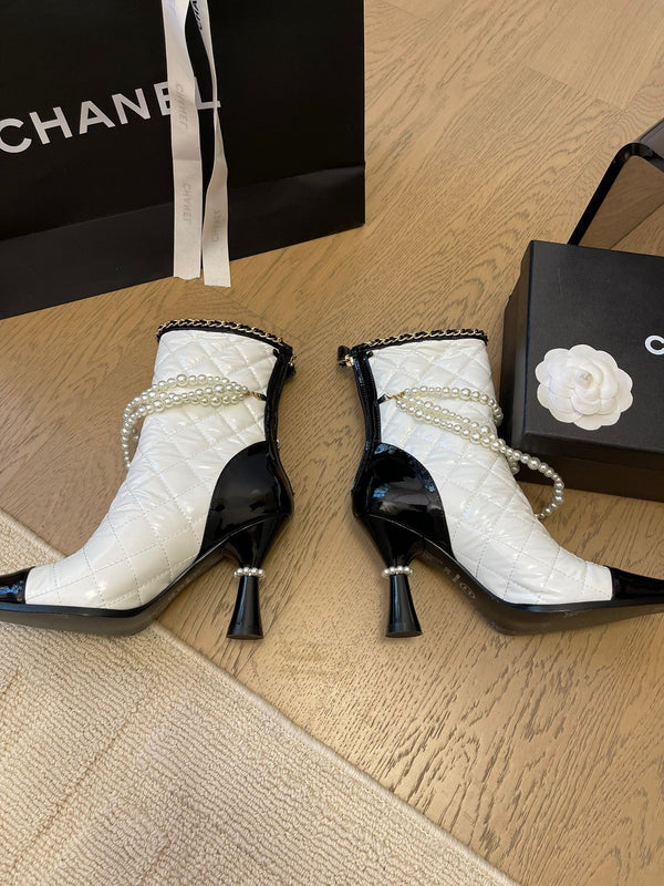 HIGH HEELS 8CM BOOTS IN WHITE MIX BLACK CALFSKIN WITH PEARL CHAIN