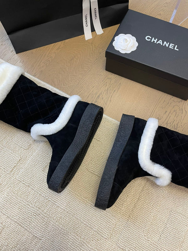 HIGH BOOTS IN BLACK SUEDE AND FLEECE LINING