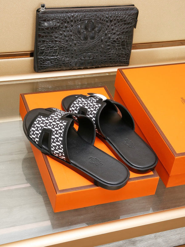 HM ORAN SANDAL BLACK AND WHITE LAMBSKIN