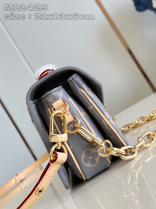 Pochette Metis East West 21.5 Gray Monogram Canvas