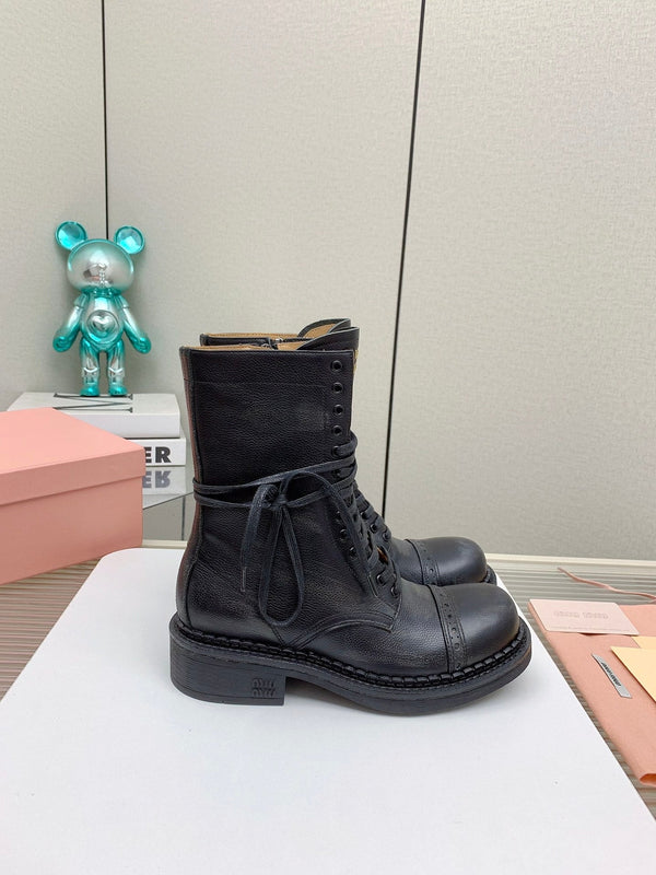 Stivaletti Miu in pelle con lacci in vacchetta nera