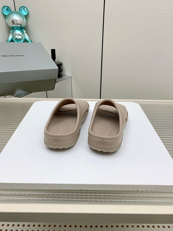 POOL CROCS IN HILLARY BROWN RUBBER