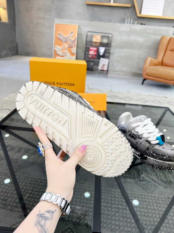 TRAINERS IN SMOKE GREY LAMBSKIN