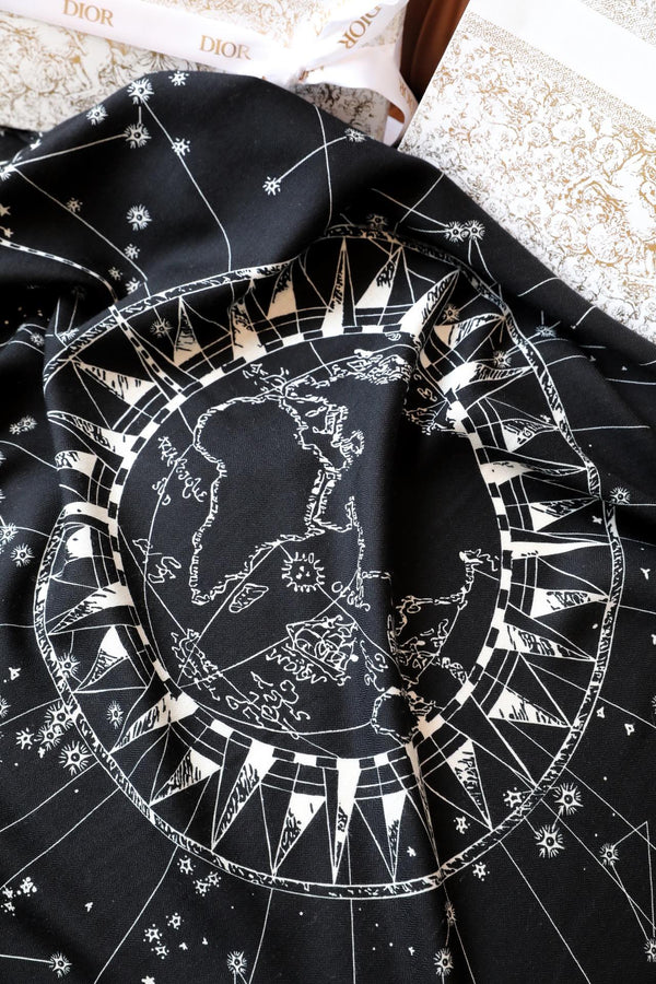 SCIARPA QUADRATA 140 CM IN SETA MIX NERO BIANCO MONOGRAMMA 393136