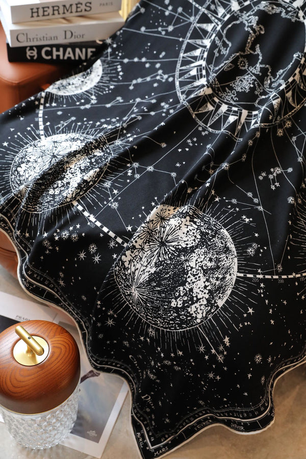 SCIARPA QUADRATA 140 CM IN SETA MIX NERO BIANCO MONOGRAMMA 393136