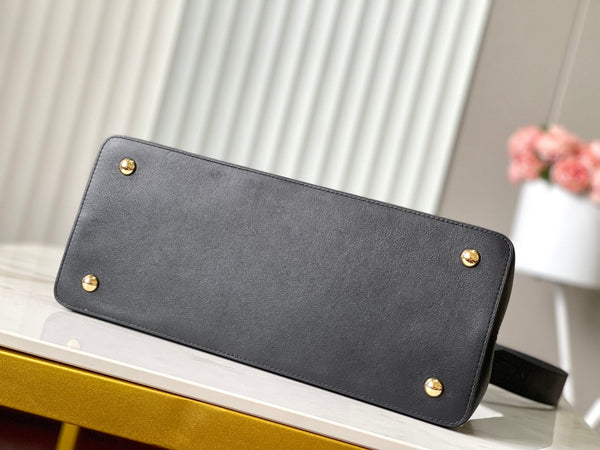 CAPUCINES SOUPLE GM 38 IN PELLE DI VITELLO LISCIA NERA E FERRAMENTA ORO