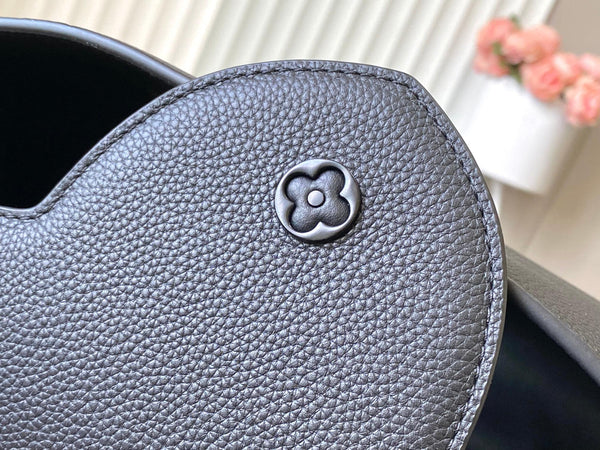 CAPUCINES GM SOUPLE 38 IN TAURILLON NERO