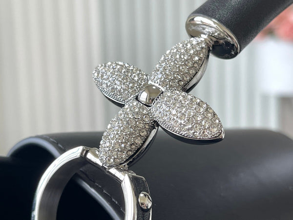 CAPUCINES EAST-WEST 30 IN PELLE DI MONTONE NERA CON CRISTALLI E FERRAMENTA IN ARGENTO