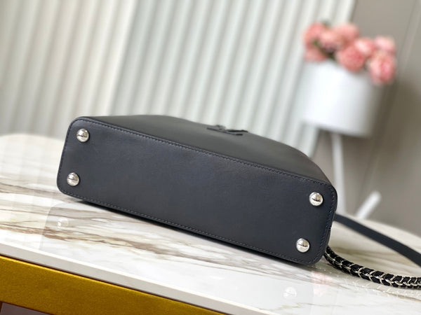 CAPUCINES EAST-WEST 30 IN PELLE DI MONTONE NERA CON CRISTALLI E FERRAMENTA IN ARGENTO