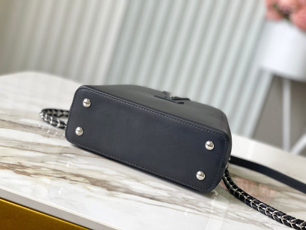 CAPUCINES EAST-WEST MINI 22 IN PELLE DI MONTONE NERA CON CRISTALLI E FERRAMENTA IN ARGENTO