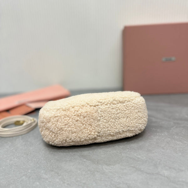 WANDER HOBO BAG 18 IN BEIGE SHEARLING