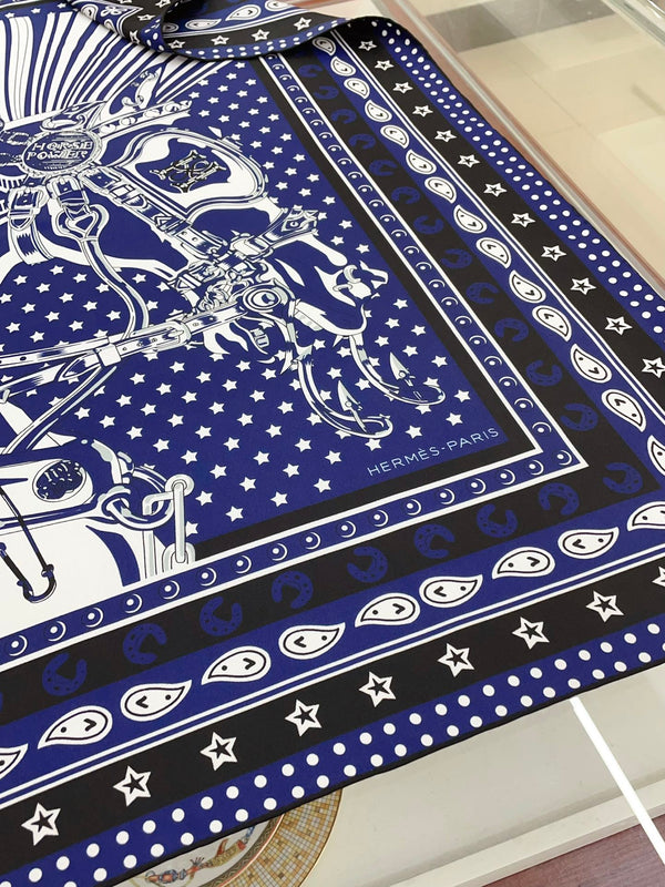 Sciarpa bandana punk da cavallo, 90 cm, in twill di seta blu scuro, bianco e nero, 309213