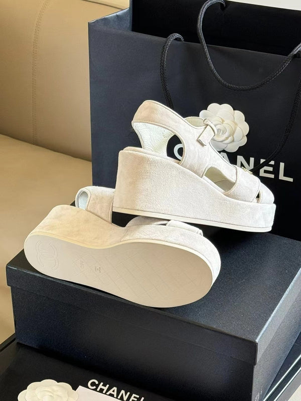 CC CLASSIC WEDGE SANDALS IN WHITE LAMBSKIN SUEDE