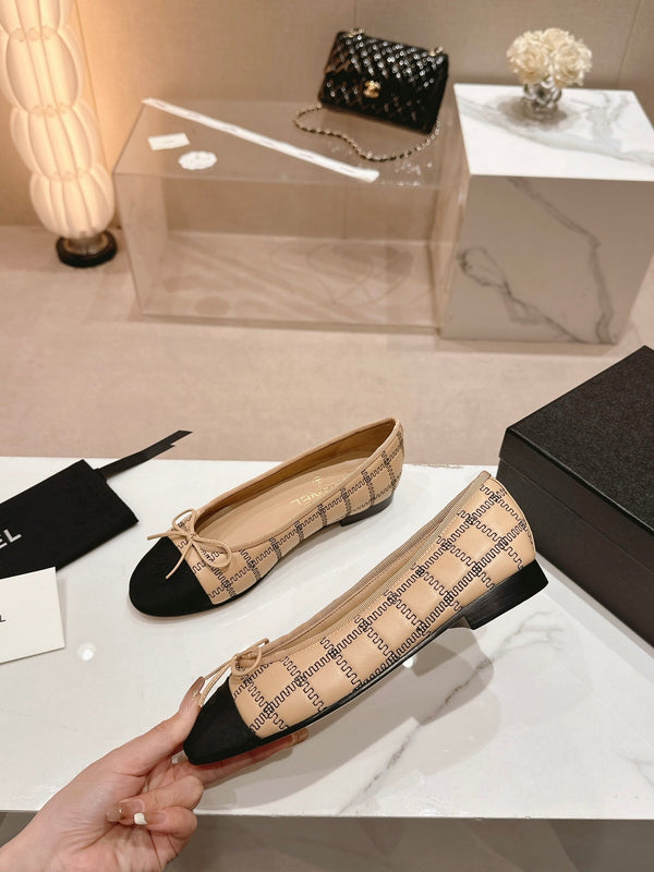 ballerine beige nere in pelle di agnello con ricamo in grosgrain