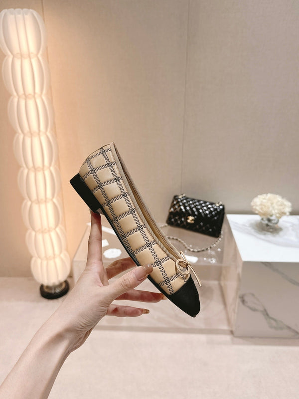 ballerine beige nere in pelle di agnello con ricamo in grosgrain