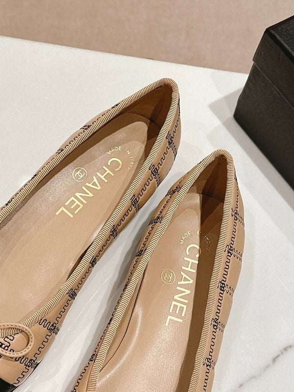 ballerine beige nere in pelle di agnello con ricamo in grosgrain