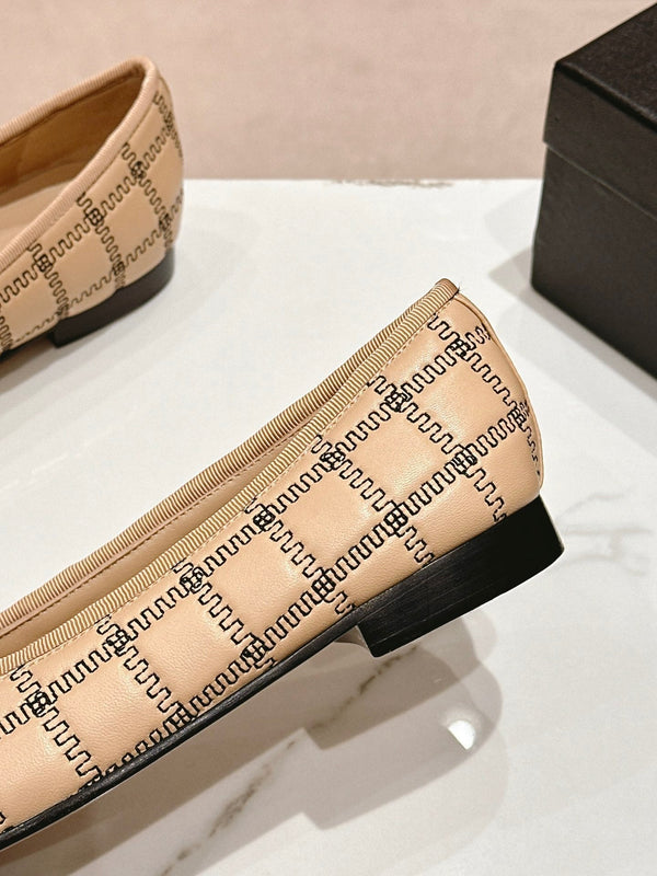 ballerine beige nere in pelle di agnello con ricamo in grosgrain