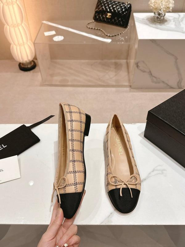 ballerine beige nere in pelle di agnello con ricamo in grosgrain