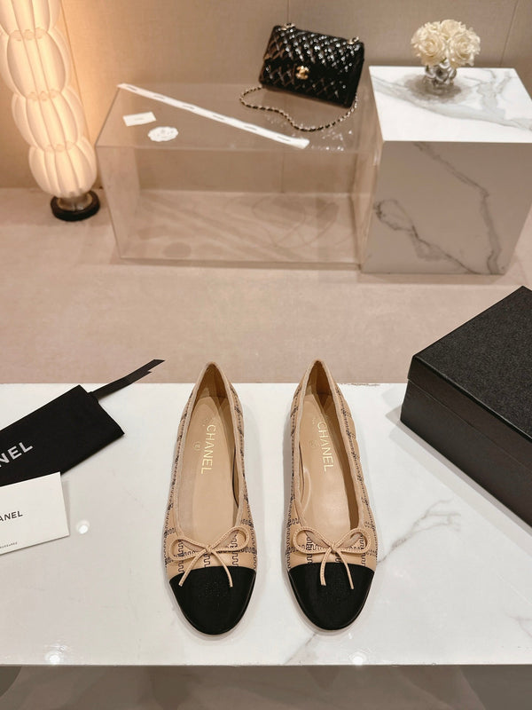 ballerine beige nere in pelle di agnello con ricamo in grosgrain