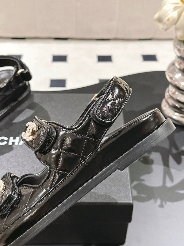 cc 25p logo with pearl sandal black leather 237590