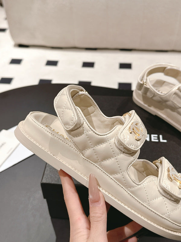 cc 25p logo with pearl sandal cream leather 237593