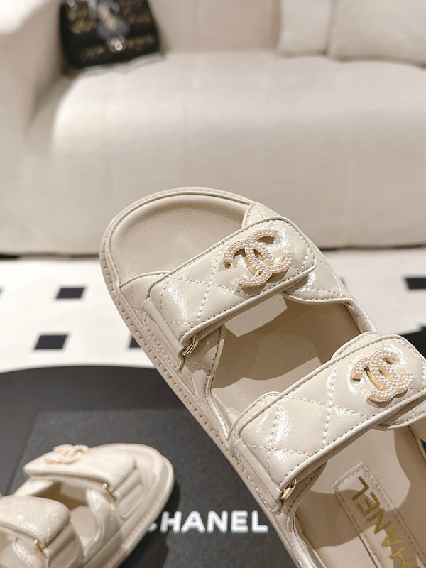 cc 25p logo with pearl sandal cream leather 237593