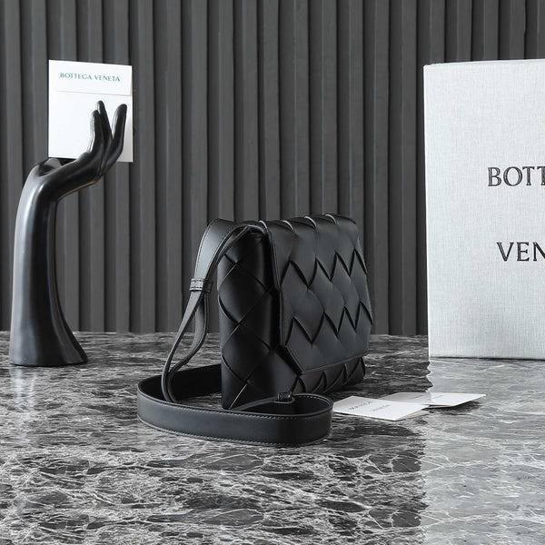 BV 25S DIAGO SHOULDER BAG 25.5 IN BLACK COWHIDE