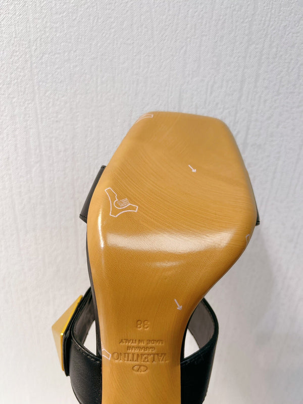 VT One Stud Leather Sandals Black Cowhide 292887